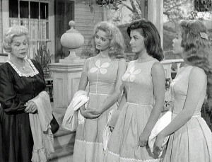 The Bradley girls (Riley, Woodell, Henning) in the first episode of the season.